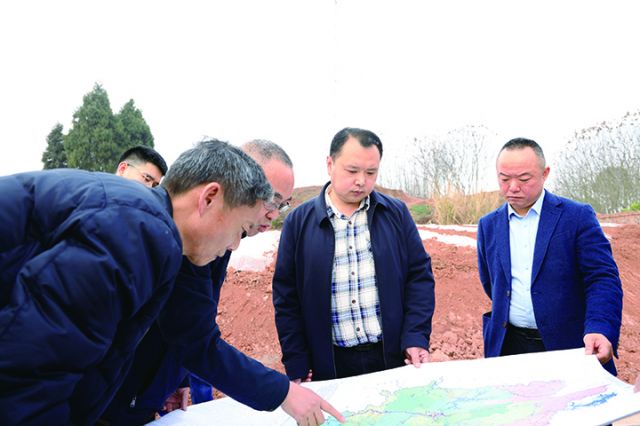 3仁寿县委副书记、县长明宇（右二）在项目建设现场调研  潘建勇 摄.jpg