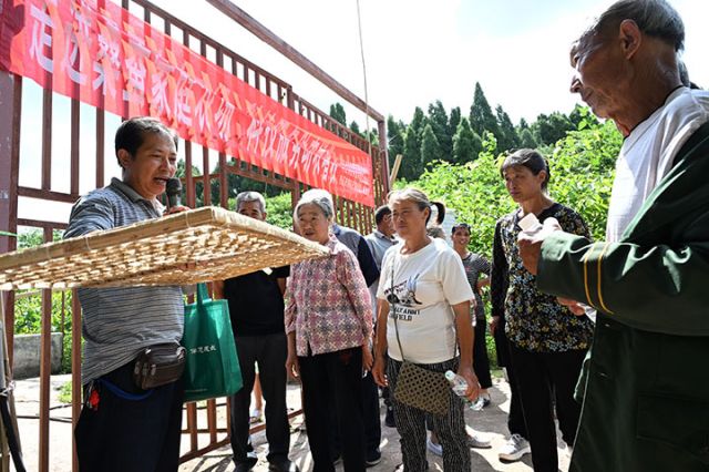 图1  5月20日，内江市东兴区双桥镇清流村，来自富溪、郭北、永兴3个乡镇的蚕农在“田间课堂”上学习科学养蚕知识。.jpg