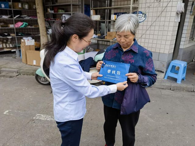 1工作人员将“零钱包”送到老年客户手中.jpg