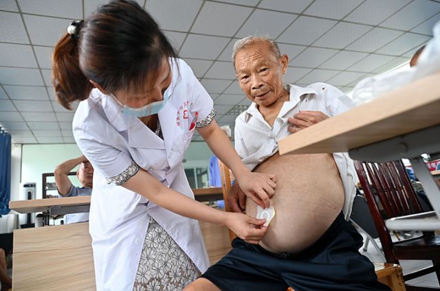 图3  6月18日，内江市东兴区田家镇同福敬老院，医护人员为老人进行穴位敷贴。.jpg