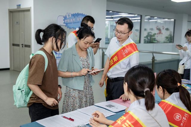 2资阳农商银行工作人员现场接受考生对国家生源地助学贷款的咨询.jpg