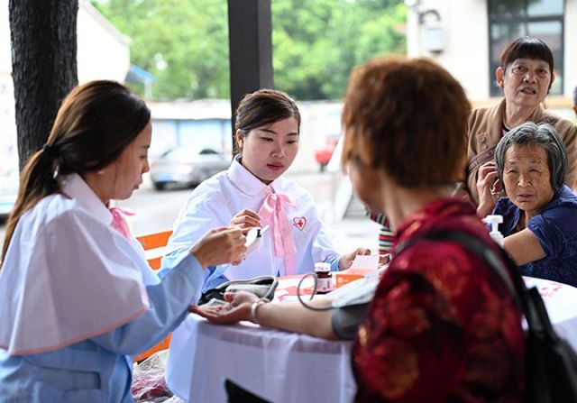 图1 6月27日，四川省内江市东兴区新江街道东风社区，志愿者为社区居民义诊。.jpg