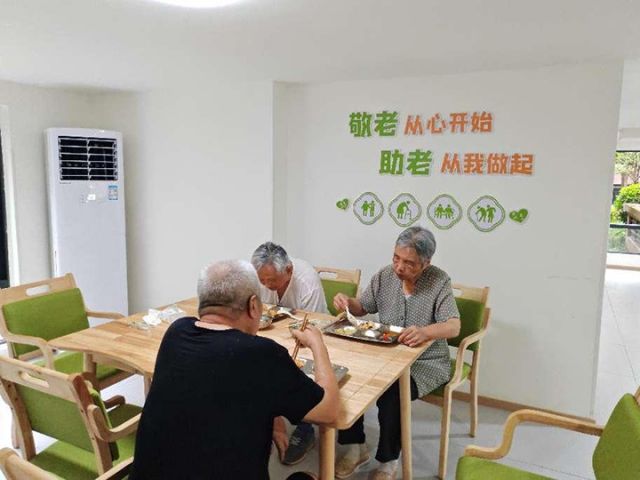 1老人们在“养老食堂”用餐.jpg