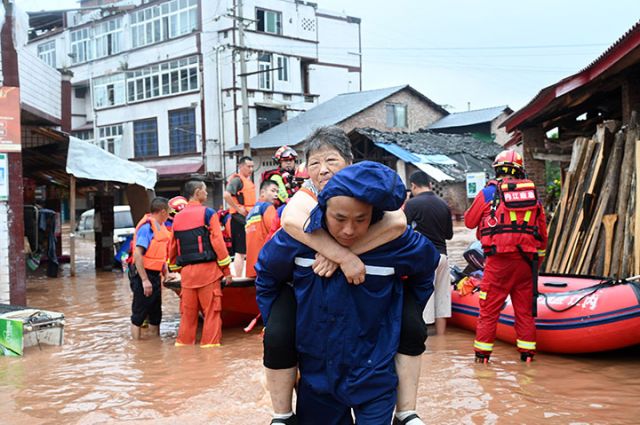 37月14日，东兴区田家镇，救援人员正在转移被困群众.jpg