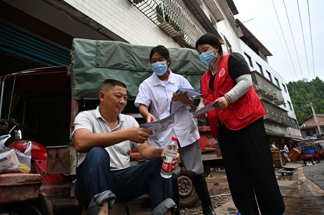 图2 当地医护人员在受灾群众中普及防暑降温技巧和健康生活常识.JPG