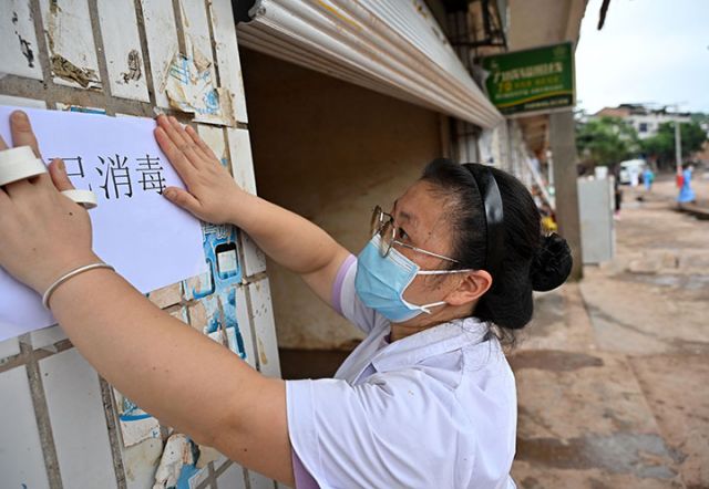 图3 当地医护人员正在张贴消杀标识.JPG