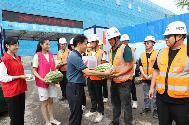 图1 7月19日，四川省广安市广安区政协干部和工会志愿者为奋战在数字经济学院项目建设上的一线工人赠送清凉物资。.jpg