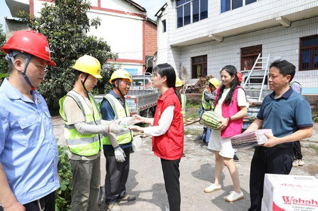 图2 7月19日，四川省广安市广安区政协干部和工会志愿者为奋战在农村电网提质工程项目上的一线工人赠送清凉物资。.jpg