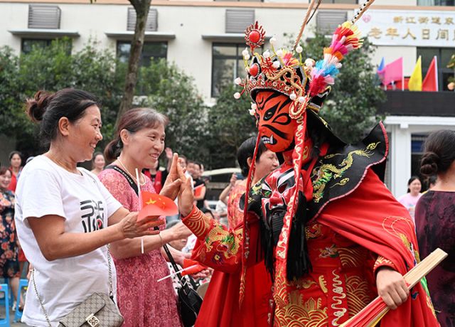 图1   9月29日，四川省内江市东兴区新江街道东风社区，演职人员与观众互动。.JPG