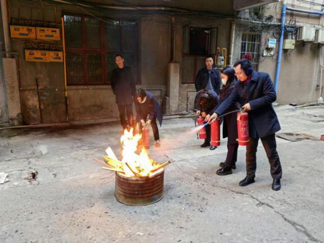 2员工学习使用灭火器灭火.jpg