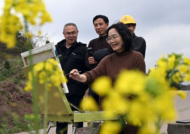 图4  3月2日，四川省内江市东兴区富溪镇凤凰村，人们在油菜花间画春天.JPG