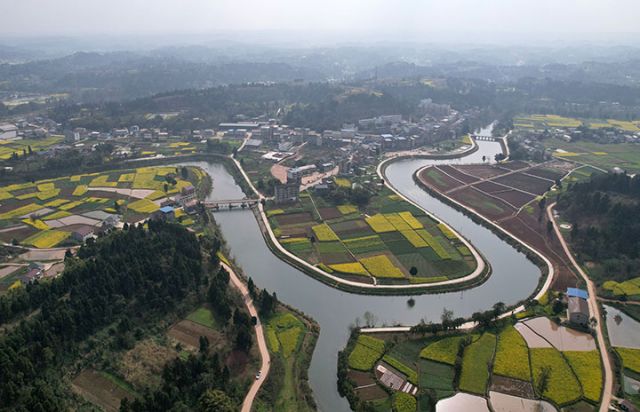 图3  2025年3月12日，俯瞰四川省内江市东兴区永福镇鲤鱼塘村，油菜花田与河流、公路、民居等相映成景。.jpg