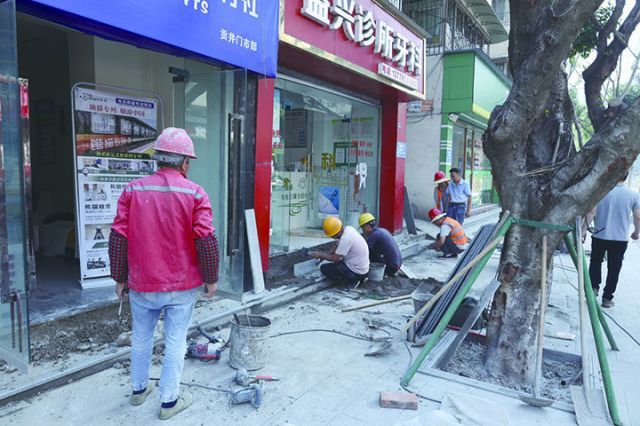 建筑工人在青杠林路进行最后的改造收尾工作  周淼葭 摄.jpg