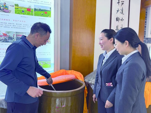 自贡农商银行员工深入企业走访了解融资需求.jpg