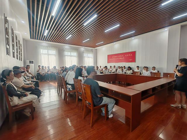 图1  开展微党课教学。闫凯 摄.jpg