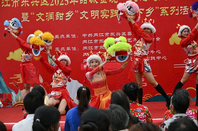 图1  9月12日，内江市东兴区杨家镇二龙村，演职人员正在表演精彩的文艺节目。.jpg