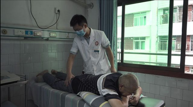 图4  永清镇中心卫生院中医馆医师正检查患者身体状况。吕敏 摄.jpg
