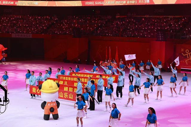 7乐山职工代表团入场.jpg