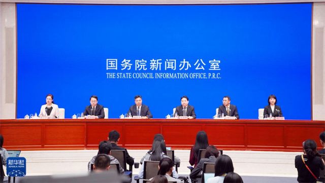 图1  9月17日，国务院新闻办公室在北京举行新闻发布会，商务部副部长盛秋平、国家发展改革委就业收入分配和消费司司长吴越涛、商务部服务贸易和商贸服务业司司长孔德军、文化和旅游部产业发展司司长缪沐阳、中国人民银行信贷市场司负责人杨虹介绍扩大服务消费有关政策措施，并答记者问。新华社记者 潘旭 摄 拷贝.jpg