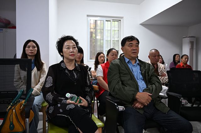 1760950799955346.jpg 图1  10月17日,四川省内江市东兴区东兴街道金山社区,社区居民认真聆听法律讲座。.jpg