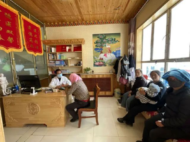 图1  海南州共和县恰不恰镇加拉村藏医馆乡村医生在为牧民开展日常会诊（申维祖 摄）.jpg