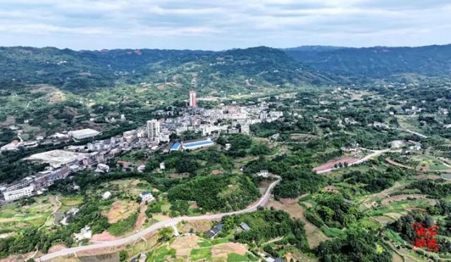 图3  护国镇绕场路俯瞰。 王超明 摄.jpg