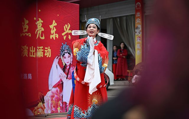 图4  11月11日，四川省内江市东兴区双桥镇清源社区，当地群众正在观看精彩的戏剧节目。.jpg