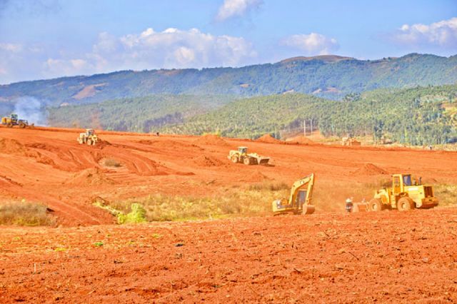 图1 卫泸片区4万亩“望天田“破除田埂施工现场 （赵树龙 摄）.jpg