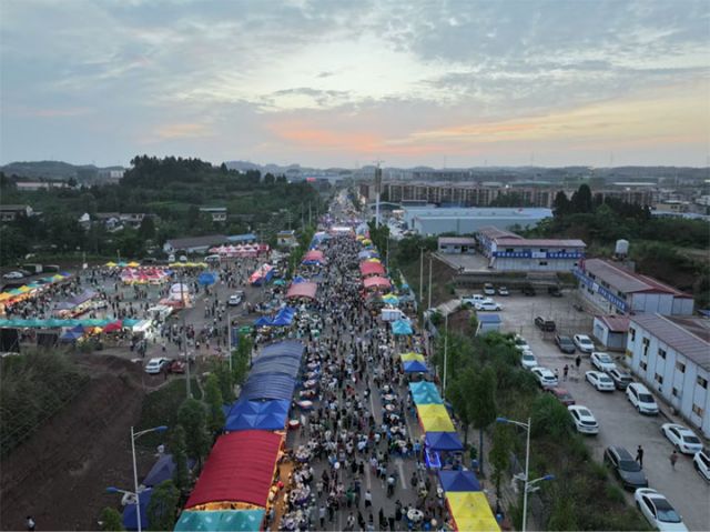 图1  2025年雁江小龙虾美食周中和镇集中品鉴区 拷贝.jpg