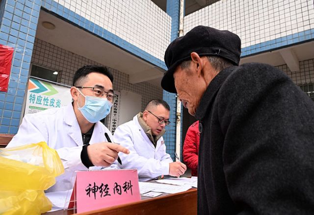 图5  11月19日，内江市东兴区高梁镇方家沟村，专家义诊团队正在为当地群众查体看病、送医送药，给冬日的乡村带来融融暖意。.jpg