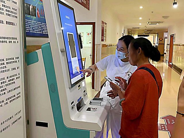 图8  在安岳县中医医院，医护人员正在教患者线上办理业务。刘芳莲 摄.jpg