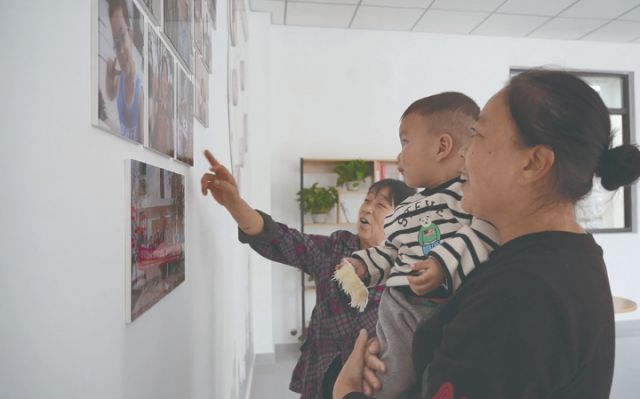 1764820093134207.jpg 民江小区居民参观改造后的活动室 .jpg