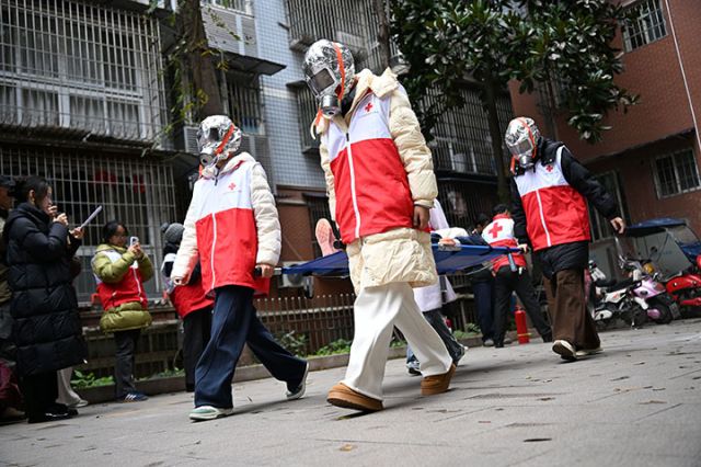 图2  红十字楼栋救护员正在将火场中受伤的人员转移到安全地带.jpg