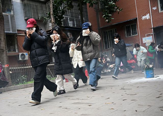 图3  居民正在进行逃生演练.jpg