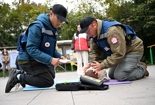 图4  红十字楼栋救护员正在进行心肺复苏急救演练.jpg