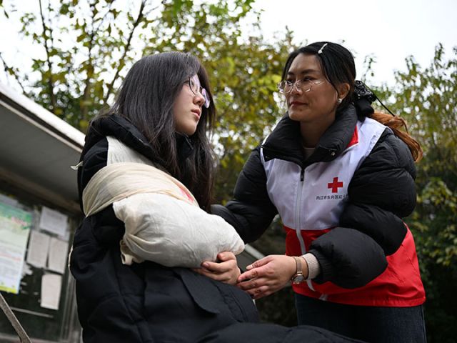 图5  红十字楼栋救护员正在为受伤人员包扎.jpg