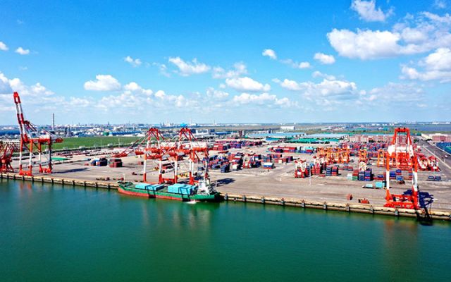 图2  盘锦港集装箱码头（陈卫国 摄）.jpg