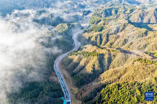 1765789088262077.jpg 图2 12月13日,穿行于山间的高速公路(无人机照片)。 拷贝.jpg