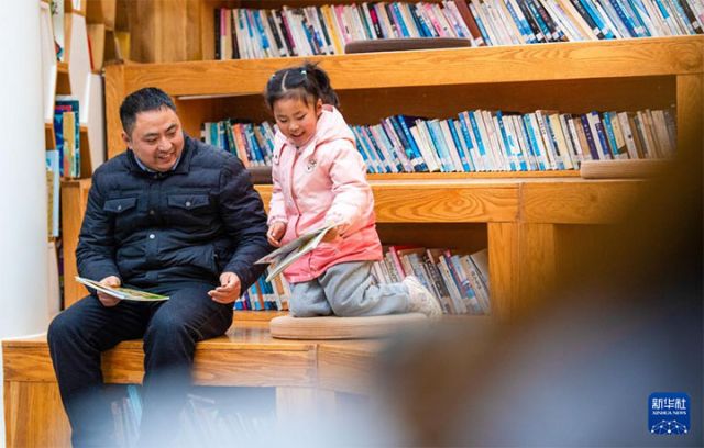 1765789108759344.jpg 图5 12月13日,游客在“冷水风谷休闲度假营地”的“森林书屋”阅读书籍。 拷贝.jpg