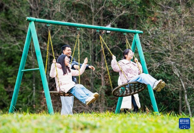 1765789125869859.jpg 图8 12月13日,游客在“冷水风谷休闲度假营地”游玩。 拷贝.jpg