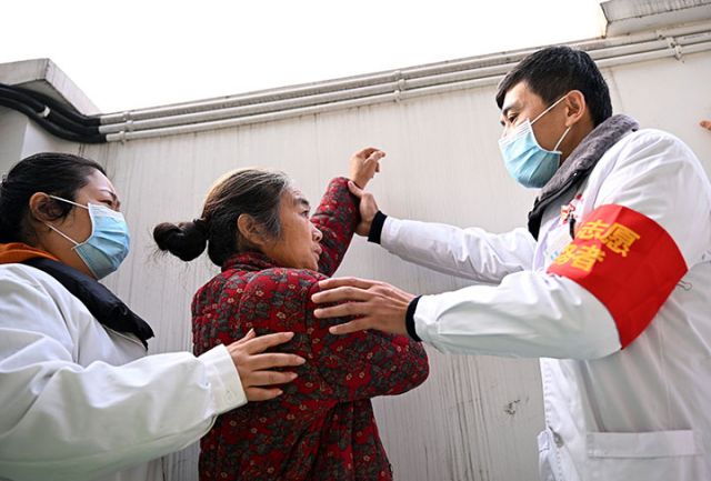 1765875067421466.jpg 图2 12月12日,在内江市东兴区新江街道大冲山片区,新江社区卫生服务中心医疗志愿者为群众义诊。.jpg