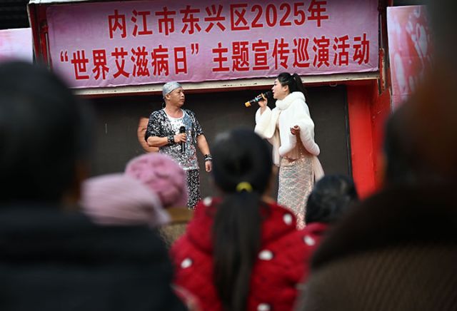 图3 文艺工作者为群众表演节目.jpg