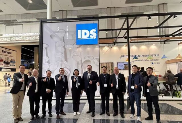 图6  中国牙谷组织企业首次亮相德国科隆牙科展.jpg