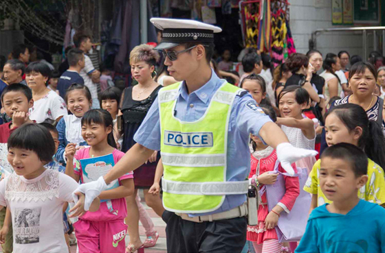 图为县城中心的民族小学9月1日放学的情景1.jpg