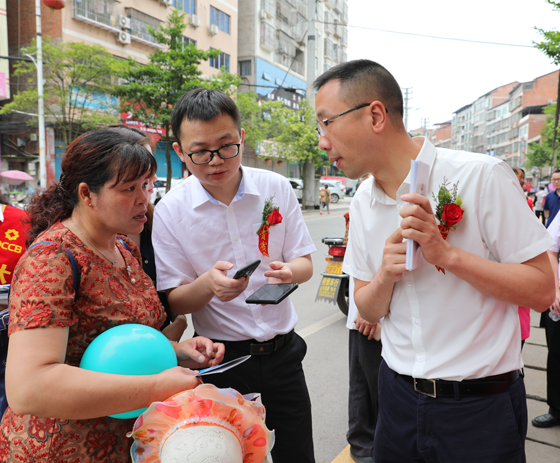 达州银行副行长丁宁（右一）为客户讲解社保卡办理方式.png