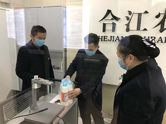行长刘彬先后对白鹿支行、甘雨分理处、福宝支行、榕山二分理处、榕山支行、榕右分理处、河坝分理处、凤鸣支行以及虎头支行的在岗员工送去新春祝福、防疫药品，祝愿一线员工身体健康、一线网点开门大吉.jpg