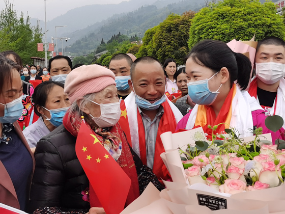 6汶川漩口当地村民欢迎英雄——佘沙回家，此刻，汶川人：我们都愿意当“佘沙”.jpg