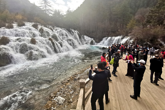 18.与会嘉宾参观九寨沟景区.jpg