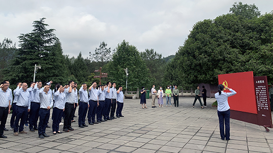 1珙县农商银行全体参学党员在朱德纪念馆前重温入党誓词.jpg