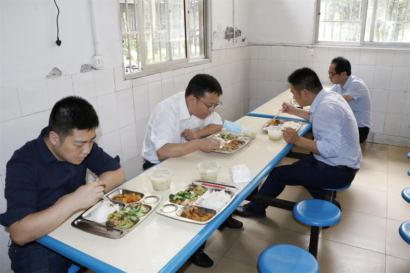 在岳池第一中学食堂陪餐.JPG